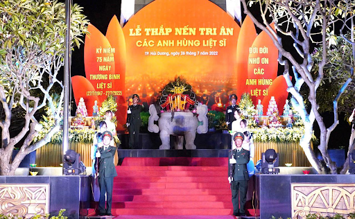 Học sinh Chuyên Nguyễn Trãi tham gia biểu diễn tại lễ thắp nến tri ân các Anh hùng liệt sĩ tại thành phố Hải Dương
